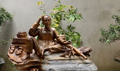 Tượng gỗ Chủ tịch Hồ Chí Minh: Biểu tượng vĩnh cửu của tri ân và tưởng nhớ