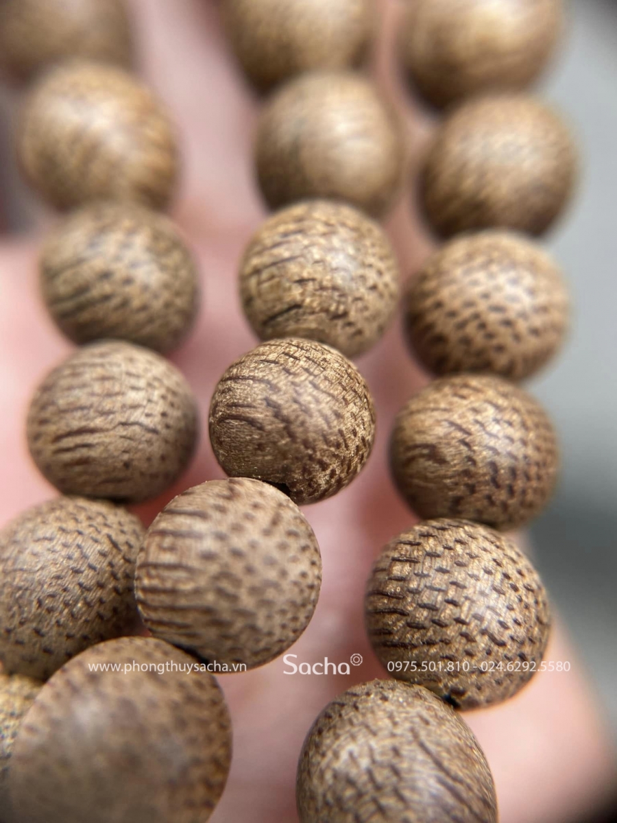 Vòng tay gỗ trầm hương tự nhiên tại Phong Thủy Sacha
