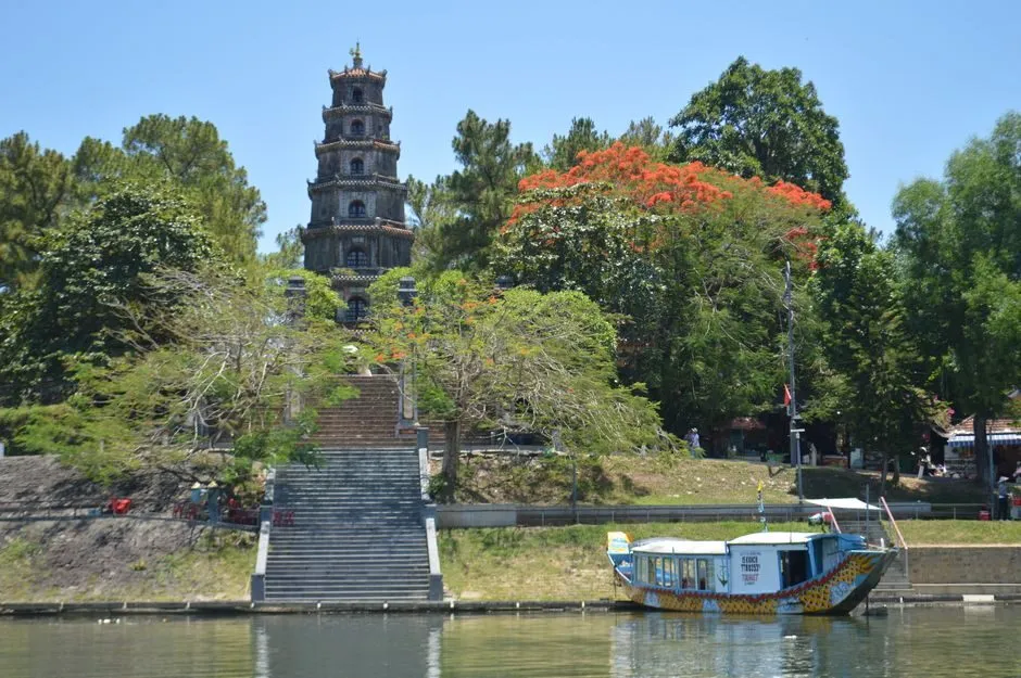 Toàn cảnh chùa Thiên Mụ nhìn từ sông Hương
