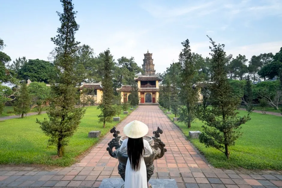 Khuôn viên sân vườn cổ thụ trong chùa Thiên Mụ