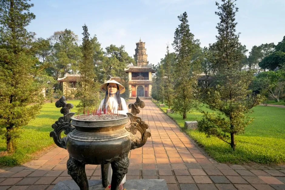 Hiện vật lịch sử trưng bày trong khuôn viên chùa Thiên Mụ