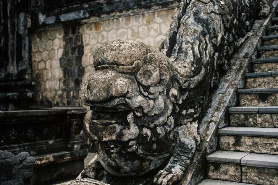 Bậc thang đá dẫn lên tháp chùa Thiên Mụ