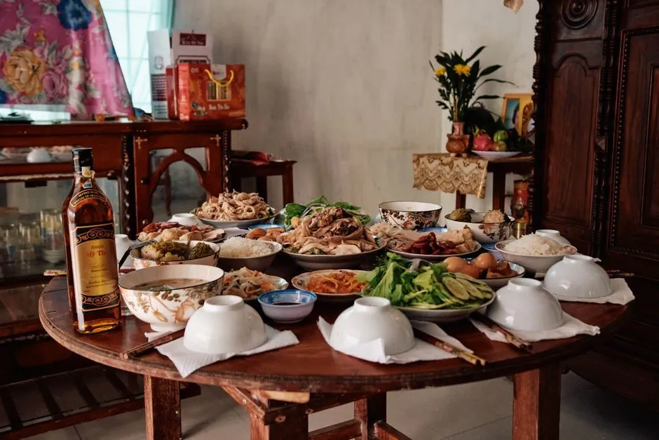 Mâm cúng gia tiên đầu năm với xôi gấc, gà luộc và mâm ngũ quả