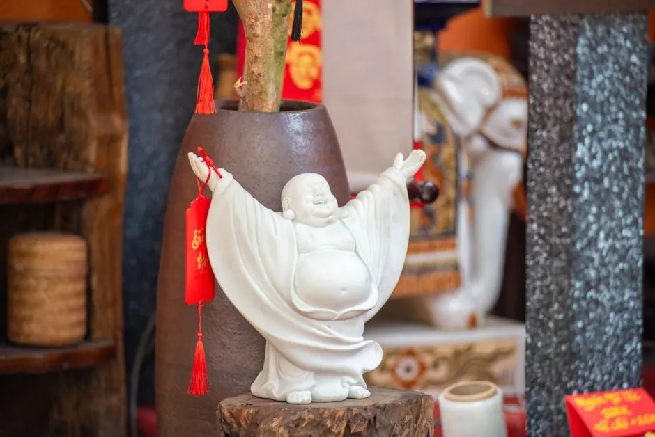 Tượng gỗ phong thủy đặt gần bàn thờ ngày đầu năm