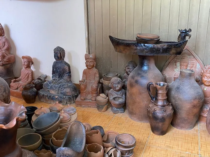 Bộ sưu tập tượng gỗ bày trên kệ trang trí