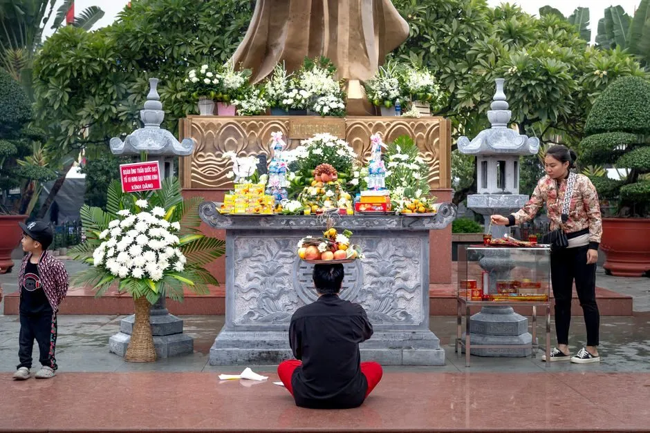 Mâm lễ cúng Thổ Công với hương hoa và trái cây